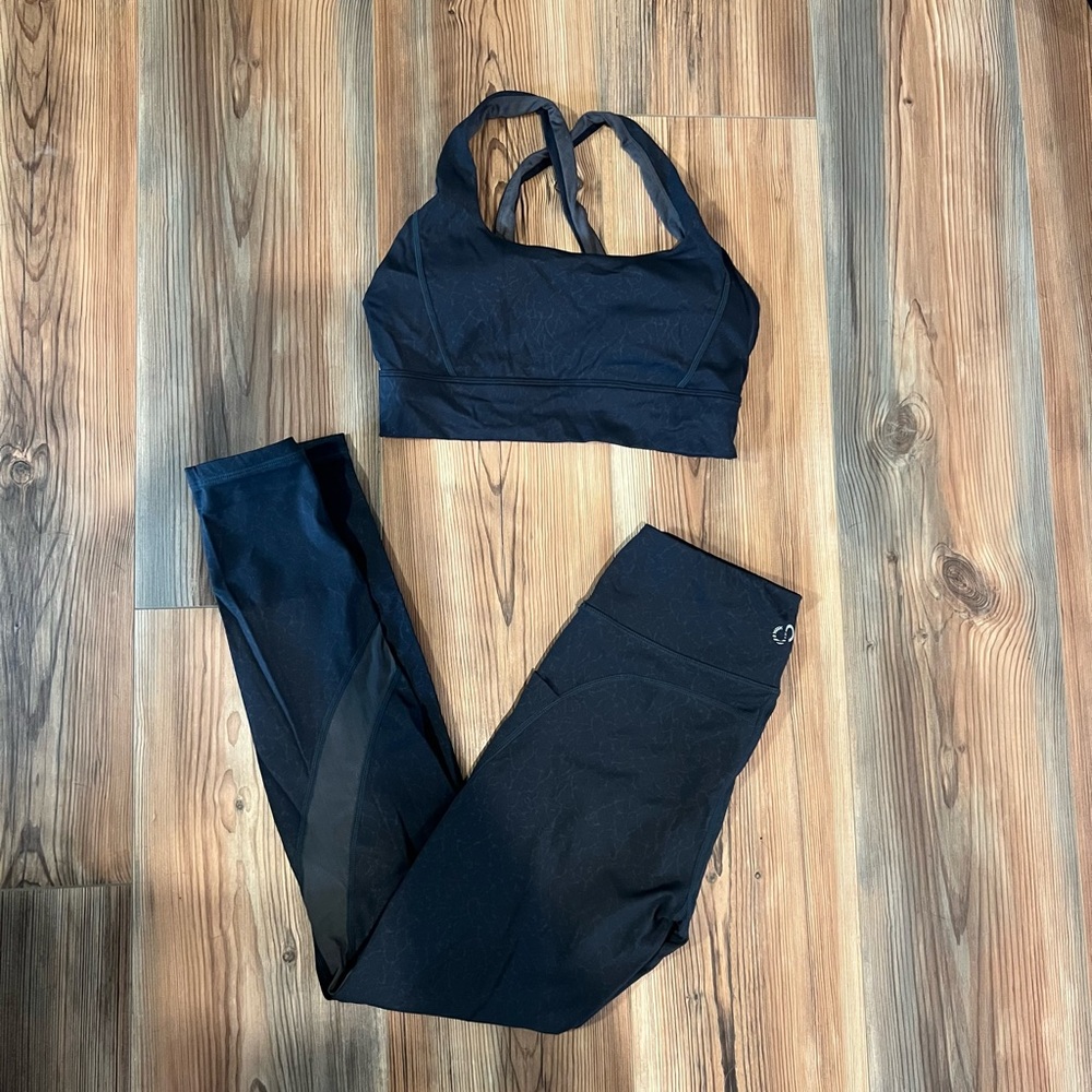 Curves N Combatboots gray sports bra/leggings combo